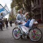 En esta foto del 9 de octubre de 2013, un partidario de la presidenta Cristina Fernández se encuentra frente al Hospital Favaloro con su bicicleta decorada con la bandera argentina en Buenos Aires. Un parte médico del Favaloro el viernes 11 de...