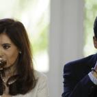 La presidenta de Argentina Cristina Fernández y su ex jefe de gabinete, Sergio Massa, en la residencia presidencial en esta foto de archivo del 14 de enero de 2009. Sergio Massa, ahora el principal candidato de la oposición al Congreso y alcal...