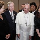 El papa Francisco (centro) se reunió, de izquierda a derecha, con la presidenta brasileña Dilma Rousseff; el vicepresidente de Uruguay, Danilo Astori; el presidente de Bolivia, Evo Morales, y la presidenta argentina, Cristina Fernandez, en una...