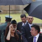La presidenta Argentina Cristina Fernández, izquierda, a su llegada al palacio presidencia de Colombia, donde fue recibida por el presidente Juan Manuel en Bogota, Colombia, el jueves 18 de julio del 2013. Fernández llegó a Colombia para firm...