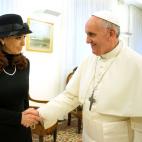 La presidenta Cristina Fernández, de Argentina, se reúne con el papa Francisco en el Vaticano, el lunes 18 de marzo de 2013. (AP Foto/L'Osservatore Romano)