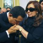 En esta fotografía de archivo del 28 de octubre de 2010, dada a conocer por la presidencia argentina, se ve al presidente venezolano Hugo Chávez, izquierda, al besar la mano de la presidenta argentina Cristina Fernández durante el velorio de ...