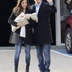 Iker Casillas y Sara Carbonero salen de la clínica con su hijo, Martín Casillas Carbonero.