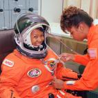 Mae Jemison, la primera afroamericana en cruzar el espacio, en 1992. Fue Especialista de Misi&oacute;n en el Endeavour.