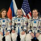 La primera mujer turista espacial, Anousheh Ansari, junto al astronauta de origen espa&ntilde;ol Michael Lopez-Alegria (derecha), en 2006.