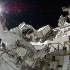 Sunita Williams, en la Estaci&oacute;n Espacial Internacional, en 2012. Logr&oacute; el r&eacute;cord de paseos espaciales hechos por una mujer astronauta.