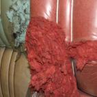 En cada fardo se almacenan tejidos reciclados del mismo color, que han sido tintados previamente.