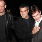 Clooney con los actores Anthony Edwards (I) y Noah Wylie (D).