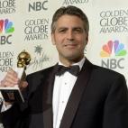 Clooney posa en 2001 con su Globo de Oro al Mejor Actor por su interpretación en el filme O Brother! dirigida por los hermanos Cohen.