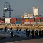 Los migrantes del Dattilo desembarcan poco a poco en el puerto de Valencia