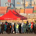 Miembros de Cruz Roja y Guardia Civil identifican a los migrantes que ya han desembarcado
