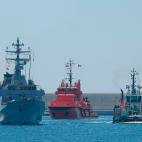 El barco de la marina italiana Orione entra en el puerto de Valencia