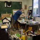 Tambi&eacute;n hay una sala de pintura para los artistas que no tienen recursos o taller en el que trabajar.