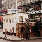 Siguiendo nuestro paseo por el antiguo recorrido del Muro, llegaremos a lo que fue el paso fronterizo más famoso de Berlín: el Checkpoint Charlie. A partir de 1961 los vigilantes aliados registraban aquí a los miembros de las fuerzas armadas ...