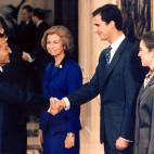 La reina, la infanta y el príncipe saludan a Suárez en un acto oficial en la década de los 90.
