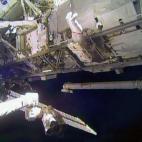 El astronauta estadounidense Rick Mastracchio efectúa una caminata espacial fuera de la Estación Espacial Internacional, el sábado 21 de diciembre de 2013. Mastracchio y el astronauta estadounidense Michael Hopkins salieron al espacio para in...