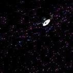 En esta representación artística cedida por la NASA, la sonda Voyager 1 explora una nueva región del espacio en el extremo del sistema solar. Nuevas investigaciones dadas a conocer el jueves 27 de junio de 2013 confirman que el aparato aún n...