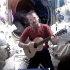 En esta foto tomada por la NASA el astronauta de la Estación Espacial Internacional, Chris Hadfield graba el primer video musical desde del espacio, el domingo 12 de mayo de 2013. (Foto AP/NASA, Chris Hadfield)