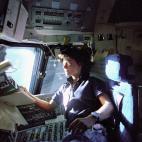 Sally Ride, la primera mujer estadounidense en el espacio, en la cabina de vuelo del transbordador espacial, en junio de 1983. Ride murió a los 61 años en su casa en California, el lunes 23 de julio de 2012. (Foto AP/NASA)