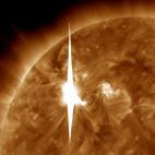 Esta foto distribuida por la NASA muestra un estallido de una tormenta solar rumbo a la Tierra. La tormenta solar podría causar alteraciones en los tendidos del suministro eléctrico, los aparatos GPS y vuelos. La tormenta solar que no parecía...