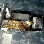 Esta imagen suministrada por la NASA muestra el satélite UARS acoplado al brazo robótico del transbordador espacial Discovery en 1991. El satélite de seis toneladas se aferraba al espacio el viernes 23 de septiembre de 2011 y no está cayendo...