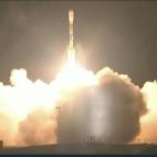 El cohete Delta 2 que trae consigo un satélite de la Administración Nacional de Aeronáutica y del Espacio (NASA, por sus siglas en inglés) de Estados Unidos despega en la costa del centro de California, el viernes 28 de octubre de 2011, en u...