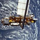 En esta imagen proporcionada por la NASA se observa el Upper Research Atmosphere Satellite en septiembre de 1991. El satélite de seis toneladas se aferraba al espacio el viernes 23 de septiembre de 2011 y no está cayendo a Tierra tan rápidame...