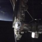 Una foto tomada de un video de la NASA muestra el transbordador Endeavour acoplado al nódulo Harmony de la estación espacial internacional en órbita el miércoles 18 de mayo del 2011 (AP Foto/NASA)