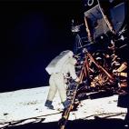 ARCHIVO - En esta foto del 20 de julio de 1969, el astronauta Edwin Andrin se apresta a pisar la Luna. El gobierno de Barack Obama propondrá el lunes 1 de febrero del 2010 en su nuevo presupuesto una inversión de miles de millones de dólares ...