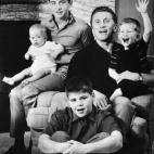 Retrato familiar con sus cuatro hijos