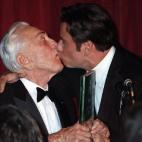 Besándose con John Travolta