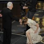 Melissa Leo le hace una reverencia al aceptar el Oscar a Mejor actriz de reparto