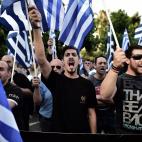El partido ultranacionalista griego Amanecer Dorado ha cambiado las botas militares por los trajes en la carrera por las elecciones europeas y han sido recompensados con sus primeros escaños en el Parlamento Europeo. Su principal portavoz tien...