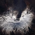 Mt Etna, pouring heat and steam and smoke up through the snowcap. Earth never ceases to amaze. pic.twitter.com/xVjJ9oiwkW