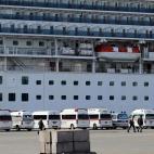 Las ambulancias est&aacute;n estacionadas ante la Terminal de Cruceros Daikoku Pier en Yokohama.