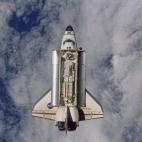 El transbordador espacial Endeavour acercándose a la Estación Espacial Internacional. Diciembre de 2000.