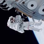 El astronauta Michael López Alegría engancha su arnés al módulo Unity de la Estación Espacial Internacional. Octubre de 2000.