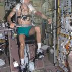 El cosmonauta Yuri Malenchenko hace ejercicio en la Estación Internacional Espacial. Agosto de 2003.