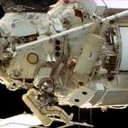 El comandante Gennady Padalka, de la Expedición 9, descansa bajo el módulo Zarya de la Estación Espacial Internacional mientras el astronauta Mike Fincke lo hace debajo de la grúa Strela durante un paseo espacial el miércoles 30 de junio de...
