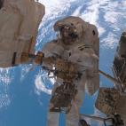 Fuglesang realiza el segundo de los tres paseos espaciales programados, durante la construcción de la Estación Espacial Internacional. Diciembre de 2006.