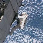 En esta foto que ha proporcionado la NASA, el astronauta Joseph R. Tanner, especialista de la misión, trabaja con el hardware de la estación en el "día de la instalación" de la Estación Espacial Internacional, el 12 de septiembre de 2006. E...