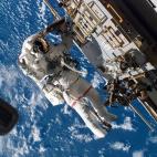 El astronauta Rick Mastracchio participa en la tercera actividad extravehicular programada para seguir con la construcción y el mantenimiento de la Estación Espacial Internacional. Agosto de 2007.