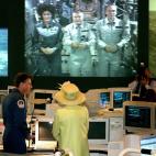 La reina Isabel II participa en una videollamada en directo desde la Estación Espacial Internacional como parte de su visita al Centro de Vuelo Espacial Goddard de la NASA en Greenbelt (Estados Unidos). Mayo de 2007.