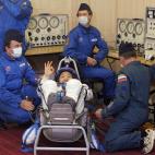 Antes de emprender su viaje hacia la Estación Espacial Internacional, miembros del personal exploran el traje espacial de la primera astronauta surcoreana, Yi So-Yeon, de 29 años. Abril de 2008.