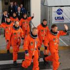 La tripulación del transbordador espacial Endeavour se dirige a la plataforma de lanzamiento del Centro Espacial Kennedy de Florida (Estados Unidos). Noviembre de 2008.