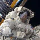 El astronauta Richard Arnold participa en la tercera actividad extravehicular de la misión. Marzo de 2009.