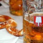 Si por algo es conocida Alemania es por su mundialmente reputada cerveza. Es famosa, especialmente, la weissbier (cerveza de trigo), elaborada típicamente en Baviera. Allí no pasarás sed… En Alemania se consume una media de 116 litros de ce...