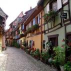 Dentro de la ruta del vino de Alsacia está Eguisheim, un precioso pueblito de calles ovaladas y llenas de color. Tiene hasta su propio castillo, datado en el año 720, y cuenta con varios rincones de interés llenos de historia. Si alguna vez t...