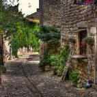 En un pequeño monte se encuentra Pérouges, un pueblo con una ciudadela medieval de los siglos llena de encanto. Para ser un pueblo, Pérouges tiene más de 80 edificios declarados monumentos históricos, ¡se dice pronto! Además, está cerca ...