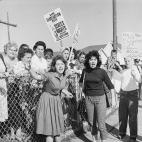 Un grupo de mujeres grita a la polic&iacute;a en 1961 durante una protesta contra la integraci&oacute;n racial en las escuelas, con consignas como &quot;salva la segregaci&oacute;n&quot; y &quot;todo lo que quiero por Navidad es una escuela blan...